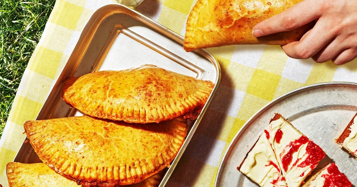 Smoky beef & bean chilli pasties with soured cream & cheese recipe