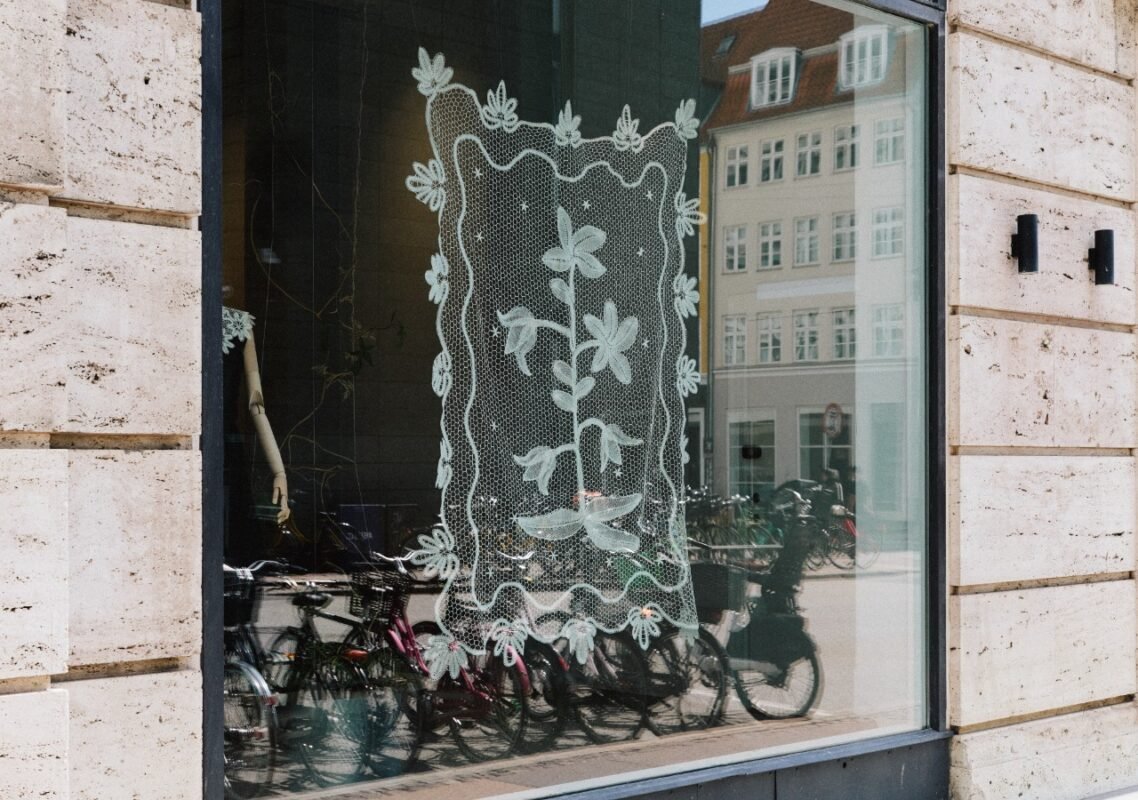 Chylak Lace Installation Transforms Baum und Pferdgarten