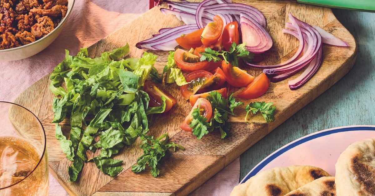 Homemade pittas with spiced chickpeas